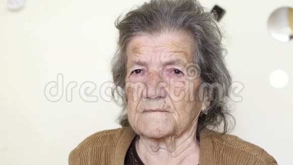 不健康的老妇人哭着绝望的脸上带着悲伤视频的预览图