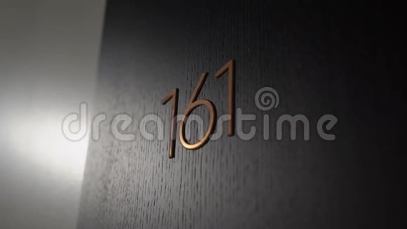 161号房间公寓或酒店房间的门号视频的预览图
