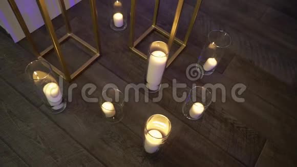为节日装饰的地板上的蜡烛视频的预览图