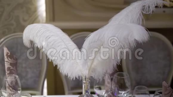 餐厅内的眼镜盘子和餐巾纸一张聚会用的桌子视频的预览图