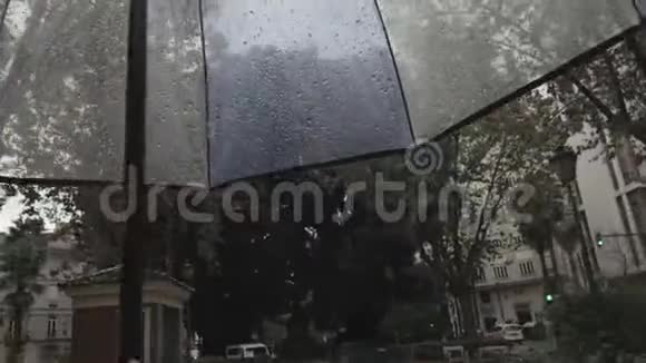 伞下的慢镜头视频的预览图