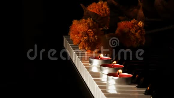 乐器钢琴烛灯和干花视频的预览图