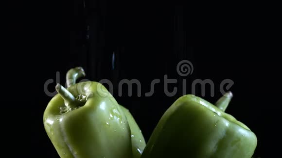 绿色胡椒和水的有机蔬菜食品视频的预览图