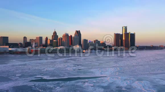 冰冻底特律河文艺复兴中心鸟瞰日落冬季全景视频的预览图