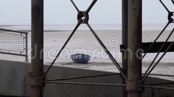 一艘废弃的船在南端码头的海滩上视频的预览图