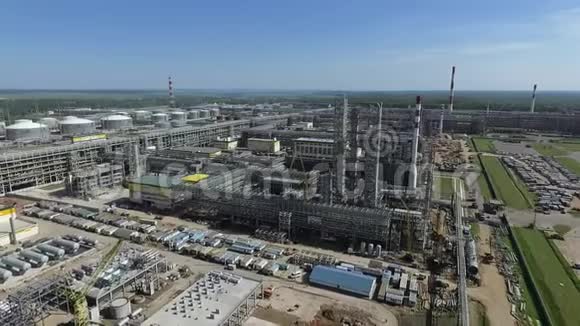 一个大型炼油站的俯视绿色景观视频的预览图