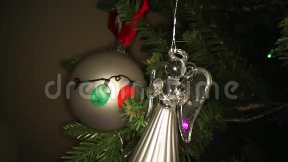圣诞树天使装饰品和手绘灯泡视频的预览图