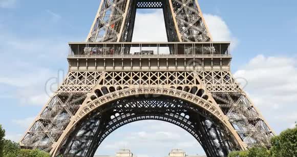 巴黎的埃菲尔铁塔在阳光明媚的夏日法国的蓝天视频的预览图