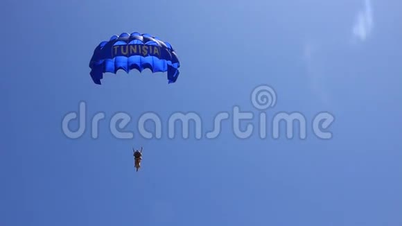 蓝色降落伞视频的预览图