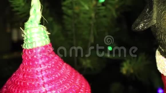 装饰有圣诞毛衣装饰的达克松德视频的预览图
