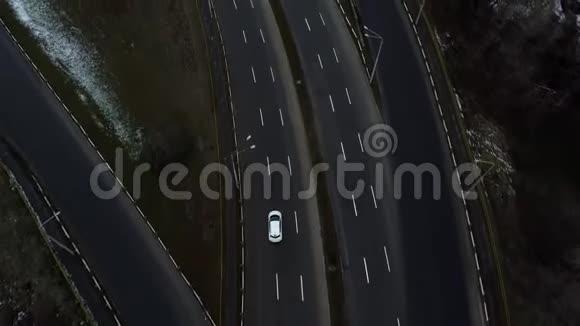 桥过水与移动汽车鸟瞰汽车在河上的一座宽桥上行驶晴天的顶景视频的预览图