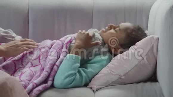 爱的母亲在家里安慰熟睡的孩子视频的预览图