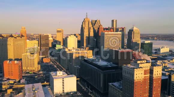 底特律市中心的鸟瞰冬季全景日落视频的预览图