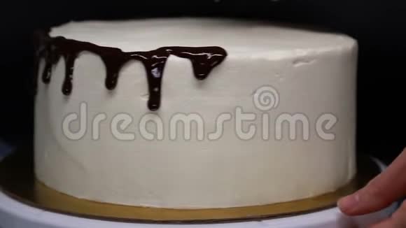 巧克力糖衣装饰蛋糕特写视频的预览图