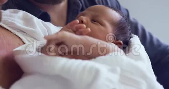 在医院病房里抱着新生婴儿的白种人夫妇的特写镜头视频的预览图
