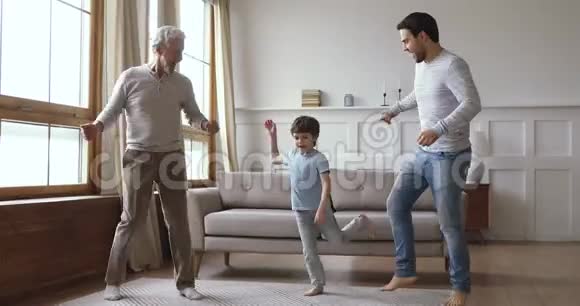 欢乐多代男子家庭舞蹈视频的预览图