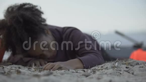 受伤的少女在沙滩上爬行在自然灾害地震中幸存下来视频的预览图