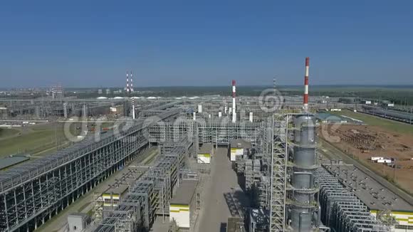 蓝天映衬下的炼油设施鸟瞰图视频的预览图