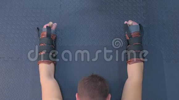 教练系绳固定器运动员手准备肌筋膜伸展视频的预览图