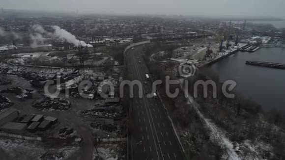 空中无人驾驶飞机从上到下可以看到高速公路繁忙的城市高峰交通堵塞的高速公路视频的预览图