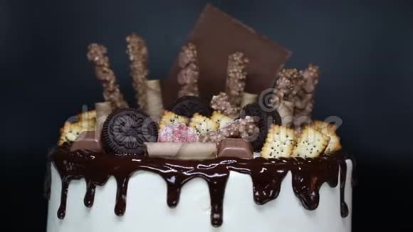 旋转漂亮的蛋糕装饰巧克力布丁和糖果视频的预览图