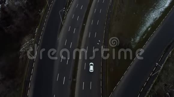 桥过水与移动汽车鸟瞰汽车在河上的一座宽桥上行驶晴天的顶景视频的预览图