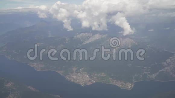 从飞机舷窗阿尔卑斯山的山景视频的预览图