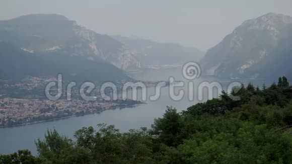 意大利海岸外的山脉雾中的科莫湖视频的预览图