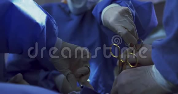 在医院手术室做手术的多民族外科医生的特写视频的预览图