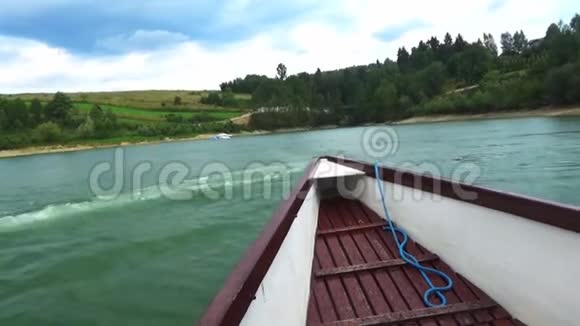 湖边的一艘船视频的预览图