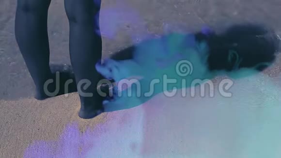 海浪冲刷女腿蓝色的流动烟雾双重接触效应视频的预览图