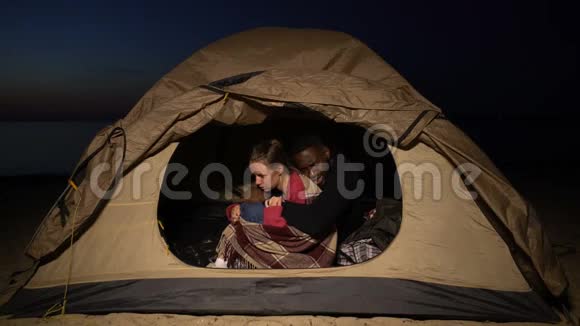 无家可归的夫妇在帐篷里拥抱取暖贷款债务人失去了房子视频的预览图