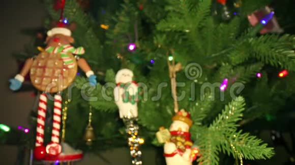 节日圣诞树装饰品视频的预览图