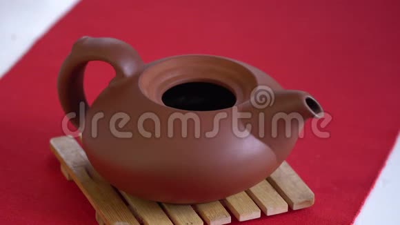 中国茶道用普洱茶酿造黑舒普洱用艾辛泥沸水倒壶视频的预览图