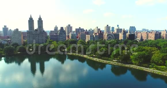曼哈顿上西部天际线与纽约中央公园视频的预览图