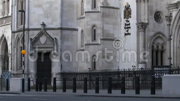 倾斜到皇家法院的前面视频的预览图