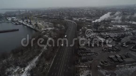 空中无人驾驶飞机从上到下可以看到高速公路繁忙的城市高峰交通堵塞的高速公路视频的预览图