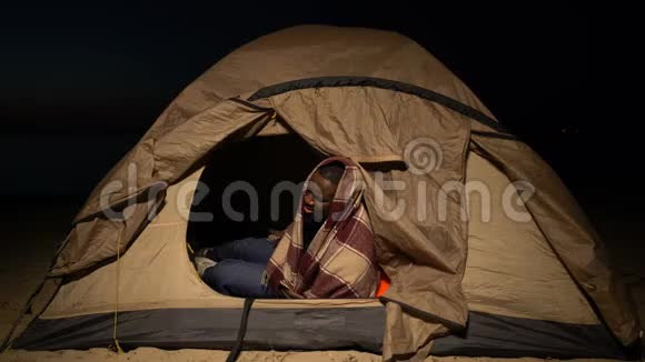 无家可归的美国男子在帐篷里用格子布取暖贷款债务人失去了房子视频的预览图