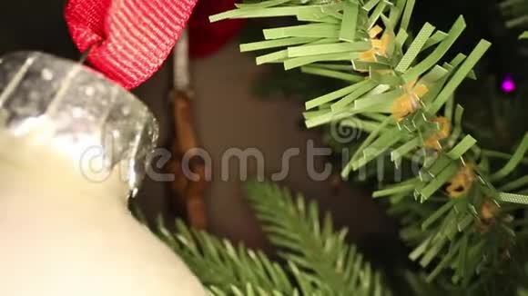 圣诞树饰品细节视频的预览图