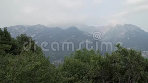 意大利海岸外的山脉雾中的科莫湖视频的预览图