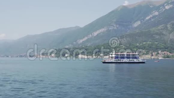 意大利科莫湖沿岸一艘小船漂浮视频的预览图