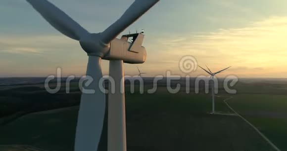 日落时风力涡轮机的鸟瞰图视频的预览图