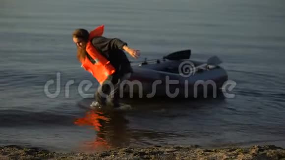 双种族女孩拉着船精疲力竭地落在沙子上灾难幸存者视频的预览图