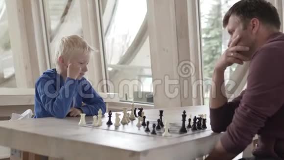 爸爸和儿子在象棋俱乐部下棋视频的预览图