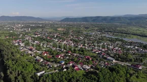 乌克兰Solotvino航空观景城飞越一个有盐湖和盐矿的城市视频的预览图