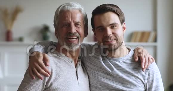 幸福英俊两代男人家庭摆姿势肖像视频的预览图
