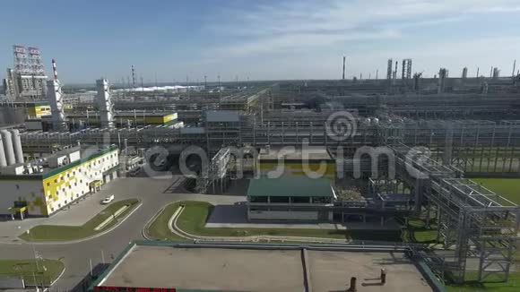 阳光明媚的天空下一个炼油厂的鸟瞰图视频的预览图