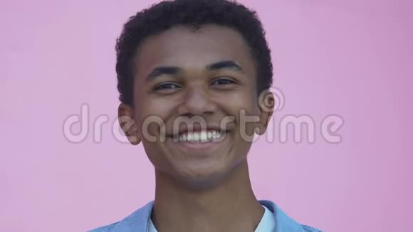 美国黑人少年在镜头前微笑调情的特写镜头受欢迎程度视频的预览图