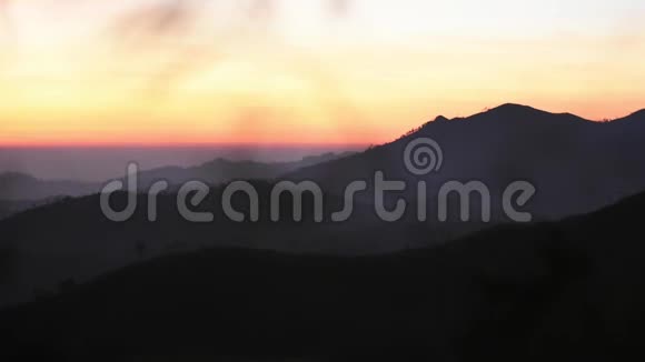 冬季早晨山脉地平线上的日出视频的预览图