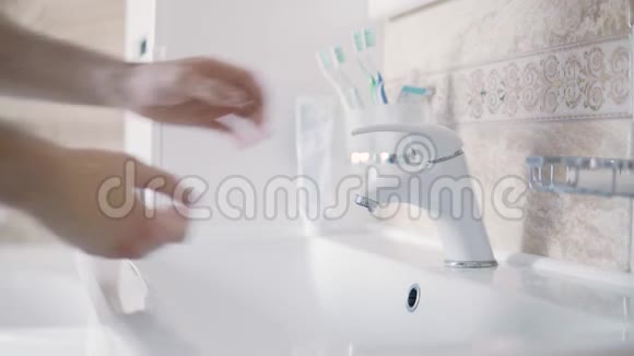 在浴室里用肥皂洗手晨间常规卫生视频的预览图